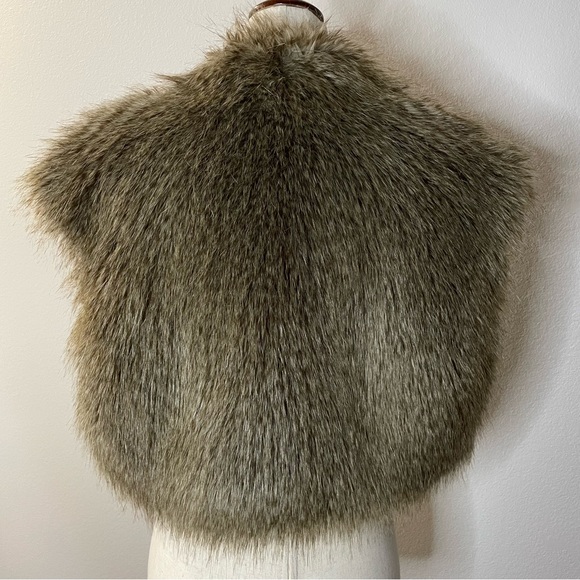 The Limited Faux Fur Vest Small - Picture 3 of 11